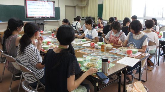 給食試食会に参加